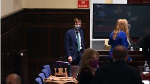 Primer guiño de Almeida al Grupo Mixto tras el "paripé" de Vox