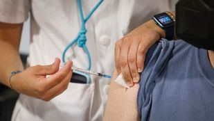 Madrid abre este viernes la autocita para la tercera vacuna de los mayores de 55 años