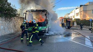 Arde un autobús interurbano en Pozuelo de Alarcón sin provocar heridos