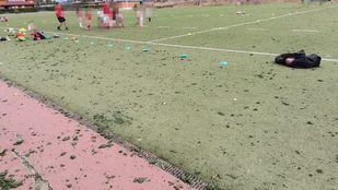 Riesgo de esguinces y material degradado en el campo de rugby de Puerta de Hierro