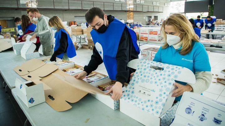 Algunos de los voluntarios que participan en la preparación de las cenas solidarias.