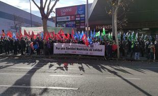 Sanitarios protestan en la Asamblea mientras Ayuso matiza sus palabras