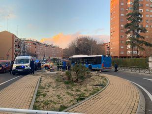 Muere un motorista en un choque contra un autobús en Villaverde