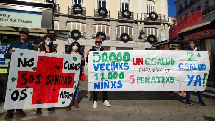 Vecinos de Villa de Vallecas manifestándose en noviembre por la Sanidad Pública