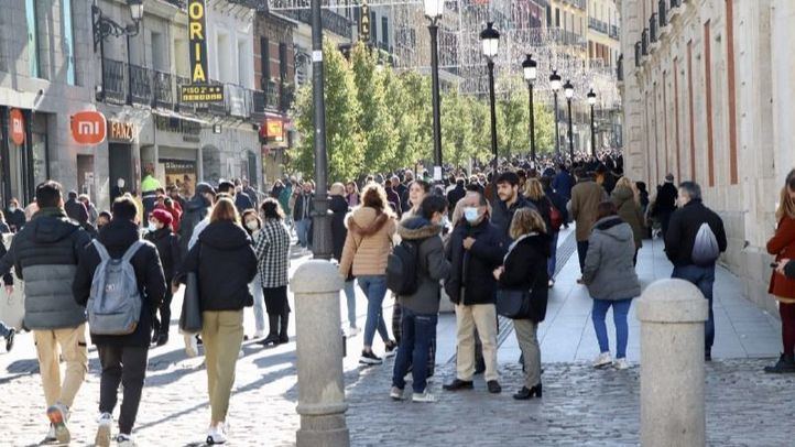 Gente comprando en el centro