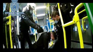 Agentes de la Policía salvan a un hombre en un autobús