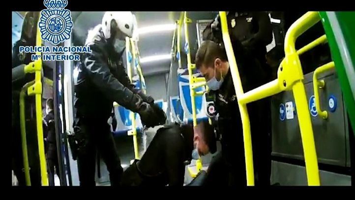 Policías salvan a la vida a un hombre que sufrió un paro cardiaco en un autobús de Madrid