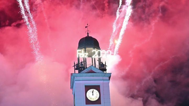 Hasta 7.000 madrileños reciben el año 2022 en la Puerta del Sol.