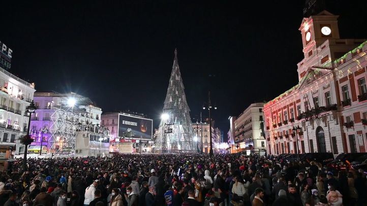 Hasta 7.000 madrileños reciben el año 2022 en la Puerta del Sol.