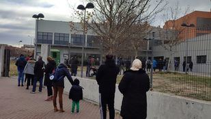 Colas en el Centro de Salud de Villa de Vallecas