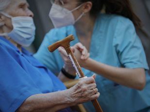 Las residencias de mayores podrán contratar personal sin titulación para cubrir bajas