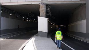 Un operario de mantenimiento de la M-30 halla muerto a un motorista