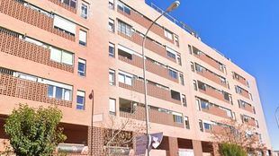 Detenido un hombre que arrojó objetos ardiendo desde el balcón de su piso en Valdebernardo