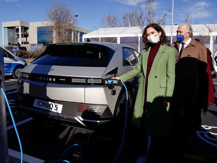 La presidenta regional en la inauguración de la mayor electrolinera de España en la Ciudad de la Imagen