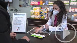 Ciudadanos acuden a las farmacias para conseguir test de antígenos