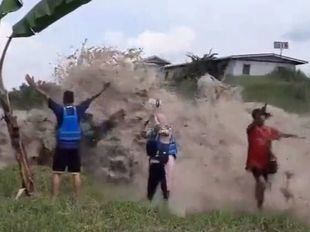 Un tsunami en la isla de Tonga arrastra a varias personas que grababan