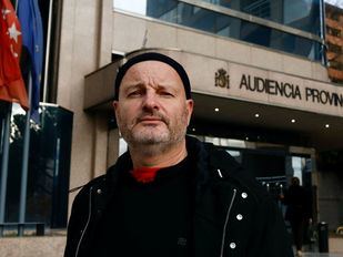 Enrique Tenreiro, absuelto tras el juicio por pintar una paloma en la tumba de Franco