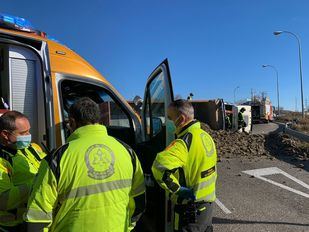 Vuelca un camión cargado de arena en una rotonda de Villa de Vallecas