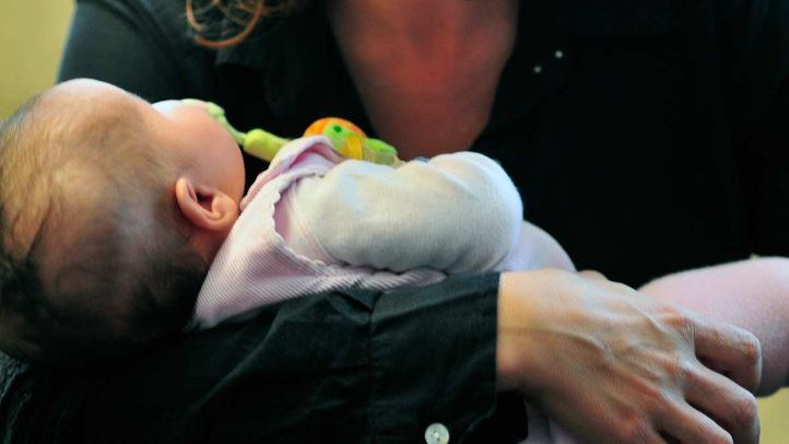 Bebé en brazos de una madre