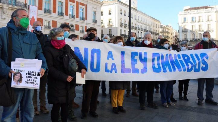 Entregan a Ayuso más de 50.000 firmas para que no tramite la Ley Ómnibus