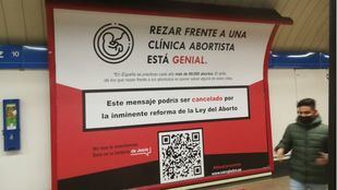 Polémica por un cartel que anima a "rezar frente a una clínica abortista"