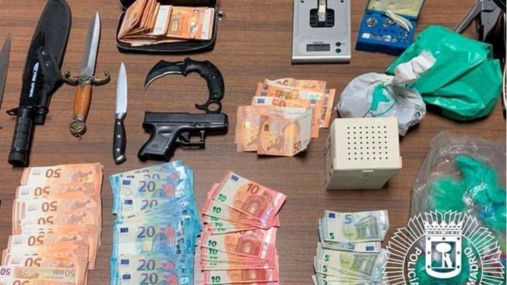 Dinero, drogas y objetos incautados.