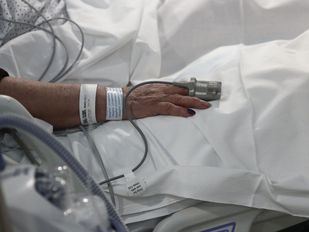 Bajan contagios e ingresos en una jornada con 38 fallecidos con Covid