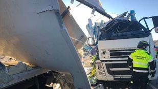 Un herido en la colisión entre dos camiones en la M-50 a la altura de Villa de Vallecas