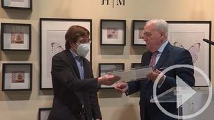 Almeida recibe una placa del sector hotelero