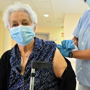 La vacunación limita un 60% el riesgo de reinfección