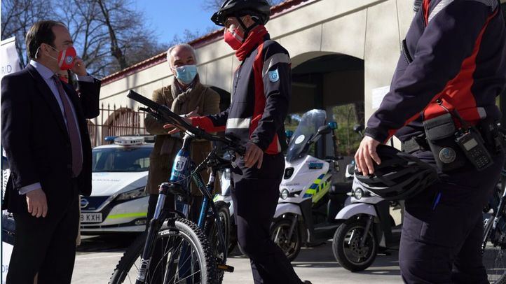El delegado Carabante con un agente de movilidad equipado con el casco