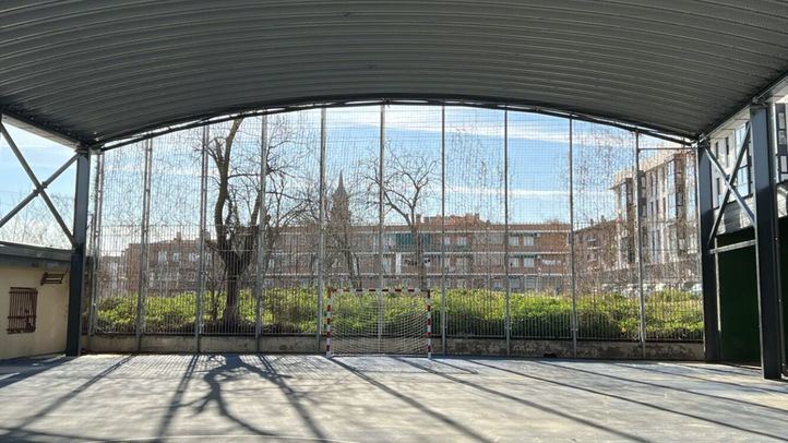La concejala de Deporte, Sofía Miranda, visita la nueva cubierta del campo de fútbol sala del IDB Orión Júpiter, en el barrio del Casco Histórico de Barajas.