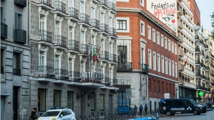 A la derecha, con ladrillo visto, el edificio de Prado 30.