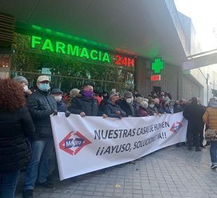 Los afectados por la línea 7B celebran que Ayuso les "ponga cara"