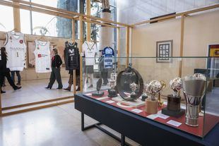 El Ayuntamiento desempolva y exhibe los recuerdos que grandes deportistas han regalado a Madrid