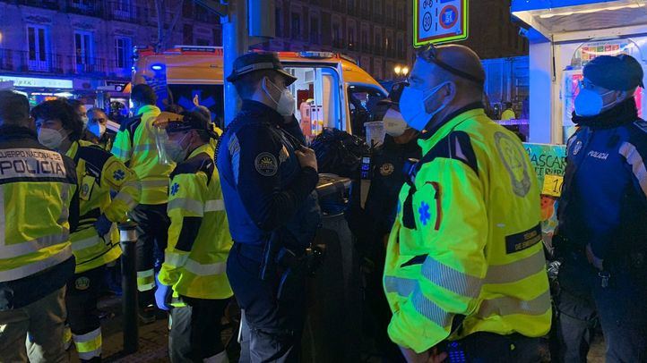 Los servicios de emergencias intentan reanimar al joven en la calle Atocha