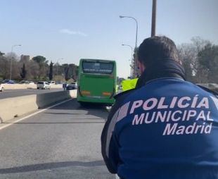 Herida grave tras ser golpeada por un autobús en la vía de servicio de la A-6