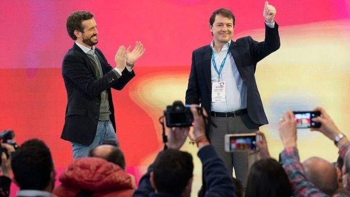 Pablo Casado y Alfonso Fernández Mañueco durante la noche electoral en Castilla y León