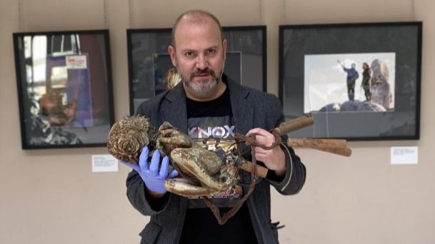 El comisario de la exposición, Víctor Matellano, con la criatura de la película La Grieta.