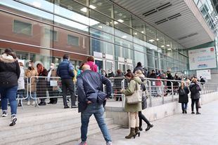 Contagios e ingresos con Covid se reducen en Madrid, pero suben a 25 los fallecidos