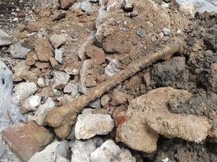 Encuentran un fémur humano entre los escombros de una obra en Latina