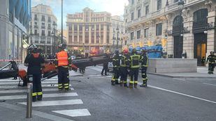 Cae parte de una grúa encima de un vehículo en el centro de Madrid sin causar heridos