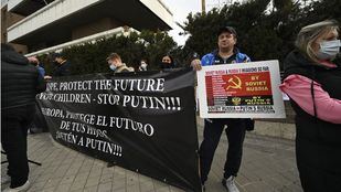 Ucranianos en Madrid piden ante la Embajada de Rusia que pare la guerra