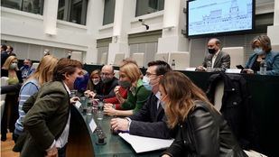 Almeida cae en el Pleno del "fango" y no aporta nuevos datos que nieguen el espionaje