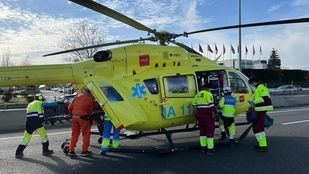 Dos jóvenes heridos al volcar un vehículo en la A-6 en Las Rozas