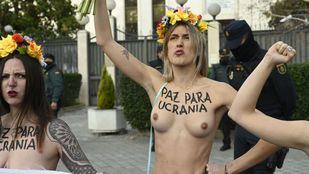 Femen pide la paz en Ucrania ante la Embajada de Rusia