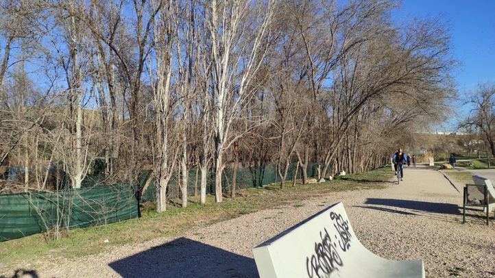 Asentamientos ilegales vallados en el Parque Lineal del Manzanares.
