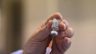 El ritmo de descenso de ingresos y nuevos positivos se ralentiza en Madrid