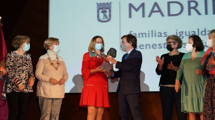 El alcalde de Madrid, José Luis Martínez-Almeida, entrega los premios Clara Campoamor el 8-M.
