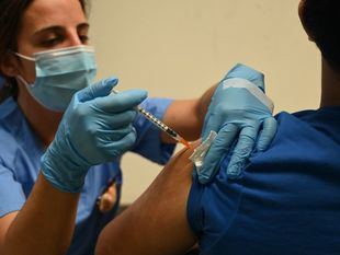 La presión asistencial por Covid mantiene su tendencia descendente en Madrid